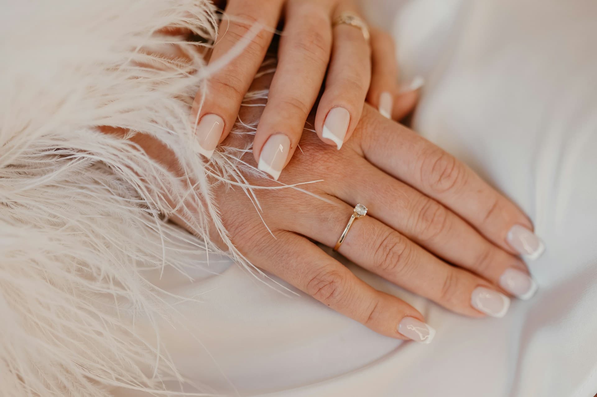 Micro-french nails